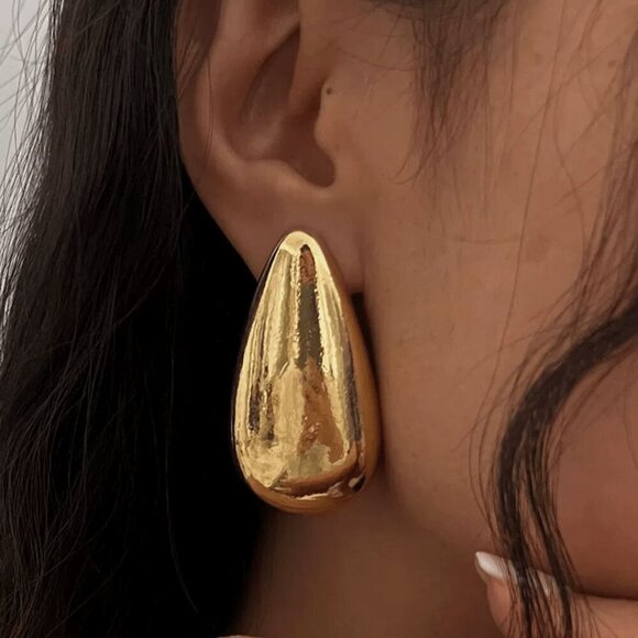 Yellow Gold tone Old Money Style Women's Metal Water Drop Shaped Dangle Earrings - Picture 3 of 3